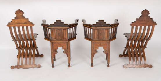 Feines Marketerie-Ameublement mit vier Stühlen und einem Tisch - Foto 16