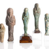 Fünf Ushepti-Figuren aus Terracotta, teils türkisfarben glasiert - photo 1