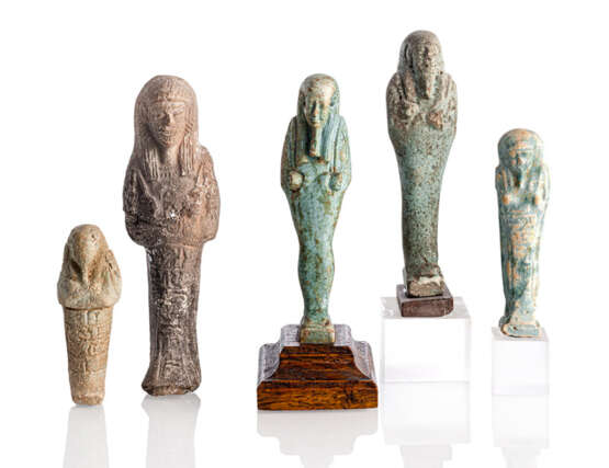 Fünf Ushepti-Figuren aus Terracotta, teils türkisfarben glasiert - Foto 1
