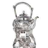 Feine Teekanne mit Rechaud und Untersatz aus Silber mit Reliefdekor von Schwertlilien und Blattwerk - фото 1