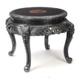 Vierbeiniger runder Tisch aus Holz mit Reliefdekor und zentralem, polychromem Drachen-Medaillon auf der Platte - photo 1
