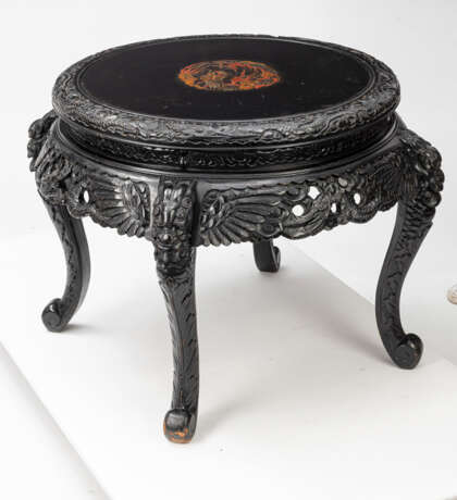 Vierbeiniger runder Tisch aus Holz mit Reliefdekor und zentralem, polychromem Drachen-Medaillon auf der Platte - фото 2