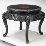 Vierbeiniger runder Tisch aus Holz mit Reliefdekor und zentralem, polychromem Drachen-Medaillon auf der Platte - photo 3