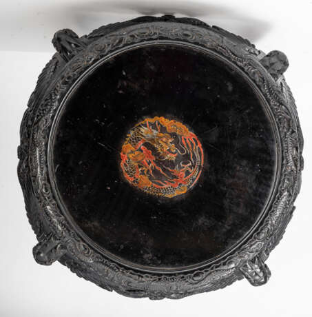 Vierbeiniger runder Tisch aus Holz mit Reliefdekor und zentralem, polychromem Drachen-Medaillon auf der Platte - фото 4