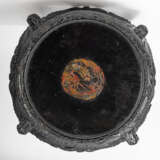 Vierbeiniger runder Tisch aus Holz mit Reliefdekor und zentralem, polychromem Drachen-Medaillon auf der Platte - фото 4