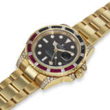 ROLEX, REF. 116758SR, GMT-MASTER II, “SARU”, A VERY FINE AND RARE 18K YELLOW GOLD, DIAMOND, AND GEM-SET GMT WRISTWATCH WITH DATE - Foto 2