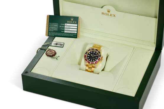 ROLEX, REF. 116758SR, GMT-MASTER II, “SARU”, A VERY FINE AND RARE 18K YELLOW GOLD, DIAMOND, AND GEM-SET GMT WRISTWATCH WITH DATE - Foto 4