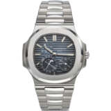 PATEK PHILIPPE, REF. 5712/1A-001, NAUTILUS, A VERY FINE AND RARE STEEL BRACELET WATCH WITH POWER RESERVE, MOON PHASES, AND DATE, SIGNED AND RETAILED BY TIFFANY & CO. - Foto 1