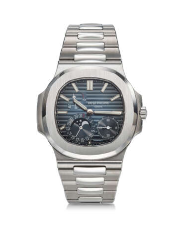 PATEK PHILIPPE, REF. 5712/1A-001, NAUTILUS, A VERY FINE AND RARE STEEL BRACELET WATCH WITH POWER RESERVE, MOON PHASES, AND DATE, SIGNED AND RETAILED BY TIFFANY & CO. - Foto 1