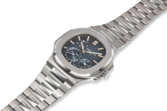 PATEK PHILIPPE, REF. 5712/1A-001, NAUTILUS, A VERY FINE AND RARE STEEL BRACELET WATCH WITH POWER RESERVE, MOON PHASES, AND DATE, SIGNED AND RETAILED BY TIFFANY & CO. - фото 2
