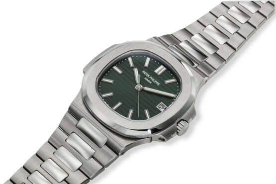 PATEK PHILIPPE, REF. 5711/1A-014, NAUTILUS, A VERY RARE AND HIGHLY DESIRABLE “GREEN DIAL” STEEL BRACELET WATCH WITH DATE - фото 2