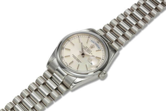 ROLEX, REF. 118206, DAY-DATE, “PRESIDENT”, A VERY FINE PLATINUM WRISTWATCH WITH DAY AND DATE - Foto 2
