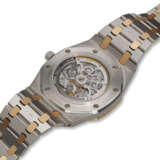 AUDEMARS PIGUET, REF. 25686PR.OO.0944PR.01, ROYAL OAK, A VERY FINE AND EXTREMELY RARE PLATINUM AND 18K ROSE GOLD PERPETUAL CALENDAR BRACELET WATCH WITH MOON PHASES, NUMBERED 18 OUT OF 37 EXAMPLES - Foto 3