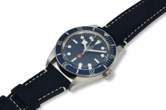 TUDOR, REF. 79030B, BLACK BAY 58, “PLATINUM JUBILEE RaSP”, A LIMITED EDITION STEEL WRISTWATCH, NUMBERED 198 OF 300 EXAMPLES - Foto 2