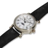 PATEK PHILIPPE, REF. 5059G-001, A FINE 18K WHITE GOLD PERPETUAL CALENDAR WRISTWATCH WITH RETROGRADE DATE AND MOON PHASES - Foto 2