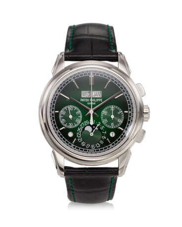 PATEK PHILIPPE, REF. 5270P-014, A VERY FINE AND RARE PLATINUM PERPETUAL CALENDAR CHRONOGRAPH WRISTWATCH WITH MOON PHASES, LEAP YEAR, DAY/NIGHT INDICATOR, AND GREEN DIAL - Foto 1