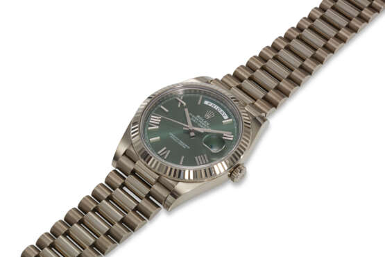 ROLEX, REF. 228239, DAY-DATE, A VERY FINE 18K WHITE GOLD WRISTWATCH WITH DAY AND DATE - Foto 2