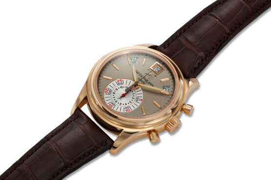 PATEK PHILIPPE, REF. 5960R-001, A VERY FINE 18K ROSE GOLD ANNUAL CALENDAR FLYBACK CHRONOGRAPH WRISTWATCH WITH POWER RESERVE AND DAY/NIGHT INDICATOR - photo 2