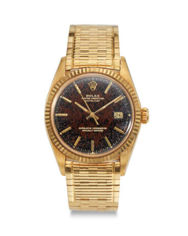 ROLEX, REF. 1601, DATEJUST, A VERY FINE AND RARE 18K YELLOW GOLD WRISTWATCH WITH DATE, “TILE” BRACELET, AND “TROPICAL DIAL” - Foto 1