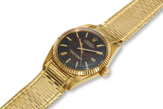 ROLEX, REF. 1601, DATEJUST, A VERY FINE AND RARE 18K YELLOW GOLD WRISTWATCH WITH DATE, “TILE” BRACELET, AND “TROPICAL DIAL” - Foto 2