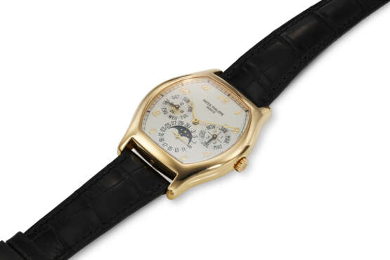 PATEK PHILIPPE, REF. 5040J, A FINE 18K YELLOW GOLD PERPETUAL CALENDAR WRISTWATCH WITH MOON PHASES AND 24 HOUR INDICATOR - Foto 2