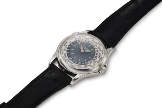 PATEK PHILIPPE, REF. 5110P-001, A VERY FINE PLATINUM WORLD TIME WRISTWATCH WITH BLUE DIAL - photo 3