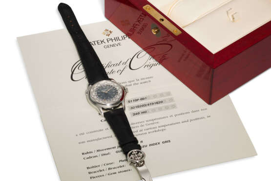 PATEK PHILIPPE, REF. 5110P-001, A VERY FINE PLATINUM WORLD TIME WRISTWATCH WITH BLUE DIAL - фото 7