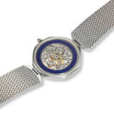 PATEK PHILIPPE, REF. 3897/2, A VERY FINE AND EXTREMELY RARE 18K WHITE GOLD AND DIAMOND-SET WRISTWATCH - Foto 3