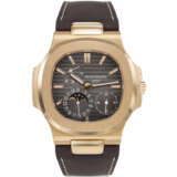 PATEK PHILIPPE, REF. 5712R-001, NAUTILUS, A VERY FINE 18K ROSE GOLD WRISTWATCH WITH POWER RESERVE, MOON PHASES, AND DATE - Foto 1