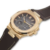 PATEK PHILIPPE, REF. 5712R-001, NAUTILUS, A VERY FINE 18K ROSE GOLD WRISTWATCH WITH POWER RESERVE, MOON PHASES, AND DATE - Foto 2