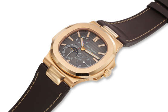PATEK PHILIPPE, REF. 5712R-001, NAUTILUS, A VERY FINE 18K ROSE GOLD WRISTWATCH WITH POWER RESERVE, MOON PHASES, AND DATE - Foto 2
