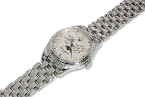 PATEK PHILIPPE, REF. 5036/1G-017, A VERY FINE ANNUAL CALENDAR WRISTWATCH WITH POWER RESERVE AND MOON PHASES - Foto 3