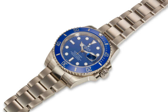 ROLEX, REF. 116619LB, SUBMARINER, “SMURF”, A VERY FINE 18K WHITE GOLD WRISTWATCH WITH DATE - фото 2