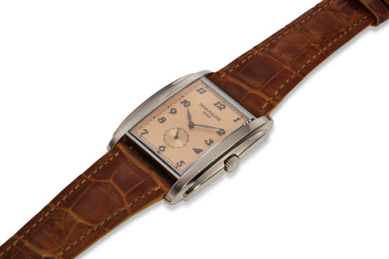 PATEK PHILIPPE, REF. 5124G-001, GONDOLO, A FINE 18K WHITE GOLD RECTANGULAR-SHAPED WRISTWATCH WITH SUBSIDIARY SECONDS - Foto 2