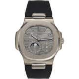 PATEK PHILIPPE, REF. 5712G-001, NAUTILUS, A VERY FINE 18K WHITE GOLD WRISTWATCH WITH POWER RESERVE, MOON PHASES, AND DATE, SIGNED AND RETAILED BY TIFFANY & CO. - Foto 1