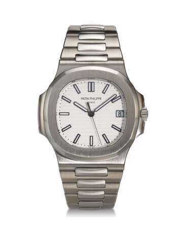 PATEK PHILIPPE, REF. 5711/1A-011, NAUTILUS, A FINE STEEL BRACELET WATCH WITH DATE AND WHITE DIAL - photo 1