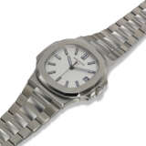 PATEK PHILIPPE, REF. 5711/1A-011, NAUTILUS, A FINE STEEL BRACELET WATCH WITH DATE AND WHITE DIAL - фото 2