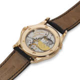 PATEK PHILIPPE, REF. 5130R-001, A FINE 18K ROSE GOLD WORLD TIME WRISTWATCH WITH SILVER GUILLOCHE DIAL - Foto 3