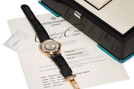 PATEK PHILIPPE, REF. 5130R-001, A FINE 18K ROSE GOLD WORLD TIME WRISTWATCH WITH SILVER GUILLOCHE DIAL - Foto 4