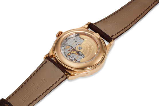 PATEK PHILIPPE, REF. 5396R-012, A FINE 18K ROSE GOLD ANNUAL CALENDAR WRISTWATCH WITH MOON PHASES AND 24 HOUR INDICATOR - Foto 5