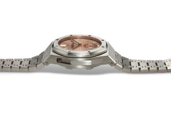 AUDEMARS PIGUET, REF. 26591TI.OO.1252TI.02, ROYAL OAK, A VERY FINE AND EXTREMELY RARE TITANIUM MINUTE REPEATING SUPERSONNERIE BRACELET WATCH, LIMITED TO 35 EXAMPLES - Foto 6