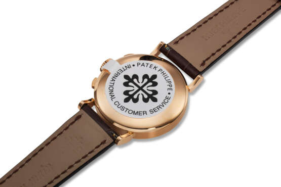 PATEK PHILIPPE, REF. 591, A VERY FINE AND RARE 18K ROSE GOLD CHRONOGRAPH WRISTWATCH WITH PINK DIAL - Foto 3