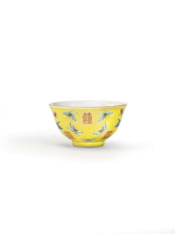 COUPE EN PORCELAINE DE LA FAMILLE ROSE &#192; FOND JAUNE - Foto 2