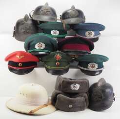 Sammlung militärischer Kopfbedeckungen.