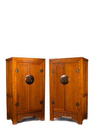 Paar Holz-Kabinettschränke mit Bronze-Beschlägen, untere Schürze beschnitzt mit 'shou'-Zeichen und stilisierten Drachen - photo 1