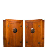 Paar Holz-Kabinettschränke mit Bronze-Beschlägen, untere Schürze beschnitzt mit 'shou'-Zeichen und stilisierten Drachen - фото 1