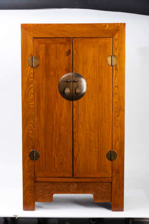 Paar Holz-Kabinettschränke mit Bronze-Beschlägen, untere Schürze beschnitzt mit 'shou'-Zeichen und stilisierten Drachen - фото 4