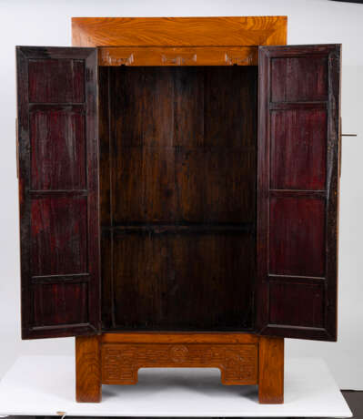 Paar Holz-Kabinettschränke mit Bronze-Beschlägen, untere Schürze beschnitzt mit 'shou'-Zeichen und stilisierten Drachen - photo 5