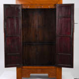 Paar Holz-Kabinettschränke mit Bronze-Beschlägen, untere Schürze beschnitzt mit 'shou'-Zeichen und stilisierten Drachen - фото 5