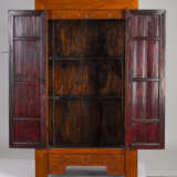 Paar Holz-Kabinettschränke mit Bronze-Beschlägen, untere Schürze beschnitzt mit 'shou'-Zeichen und stilisierten Drachen - photo 11